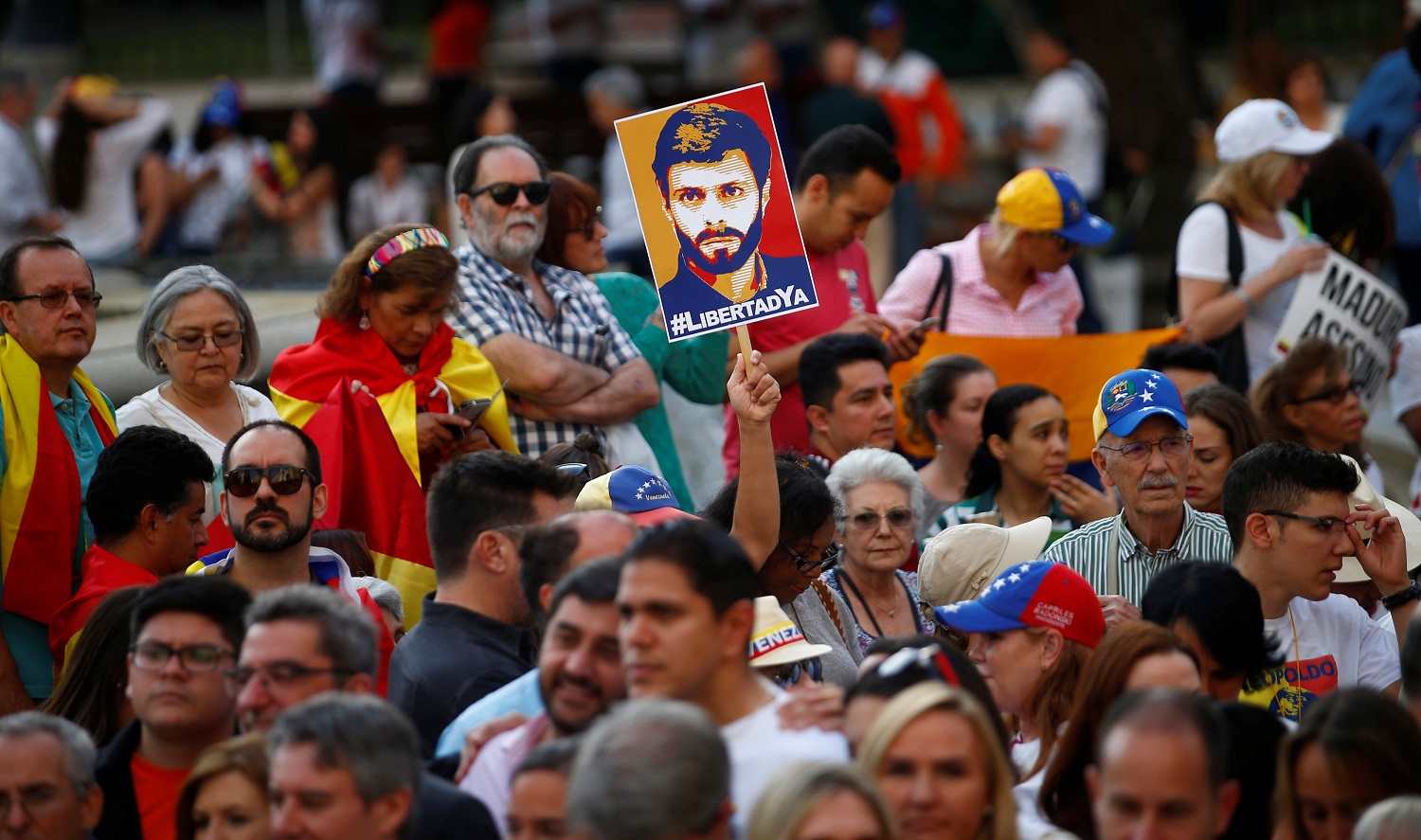 Los partidarios del líder opositor venezolano Leopoldo López salen a la calle para celebrar su liberación de la prisión, en Madrid, España, 8 de julio de 2017. REUTERS / Javier Barbancho