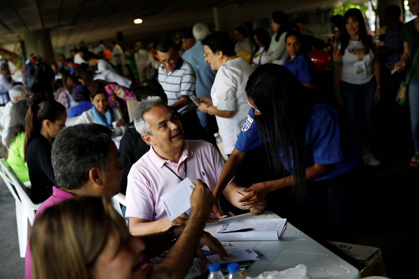 People sign in during an unofficial plebiscite against Venezuela's President Nicolas Maduro's government and his plan to rewrite the constitution, in Caracas, Venezuela July 16, 2017. REUTERS/Carlos Garcia Rawlins