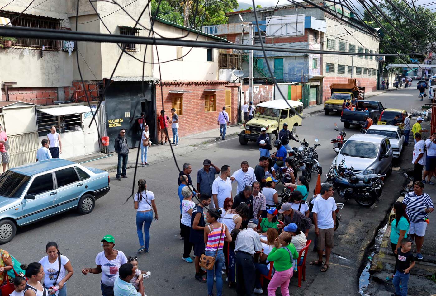 People gather at a polling station during an unofficial plebiscite against Venezuela's President Nicolas Maduro's government and his plan to rewrite the constitution, in Caracas, Venezuela July 16, 2017. REUTERS/Marco Bello