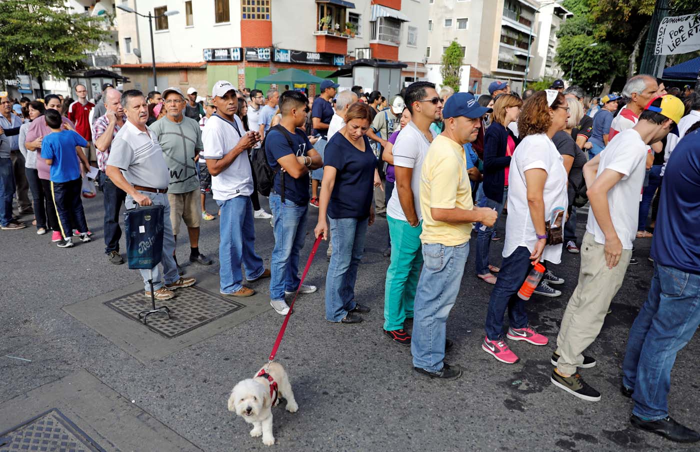 People stand in line to cast their vote at a polling station during an unofficial plebiscite against Venezuela's President Nicolas Maduro's government and his plan to rewrite the constitution, in Caracas, Venezuela July 16, 2017. REUTERS/Andres Martinez Casares