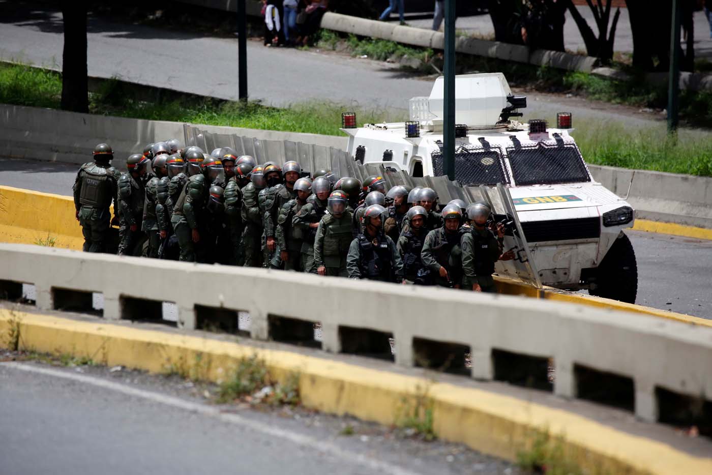 Riot security forces take position during a strike called to protest against Venezuelan President Nicolas Maduro's government in Caracas, Venezuela, July 20, 2017. REUTERS/Carlos Garcia Rawlins