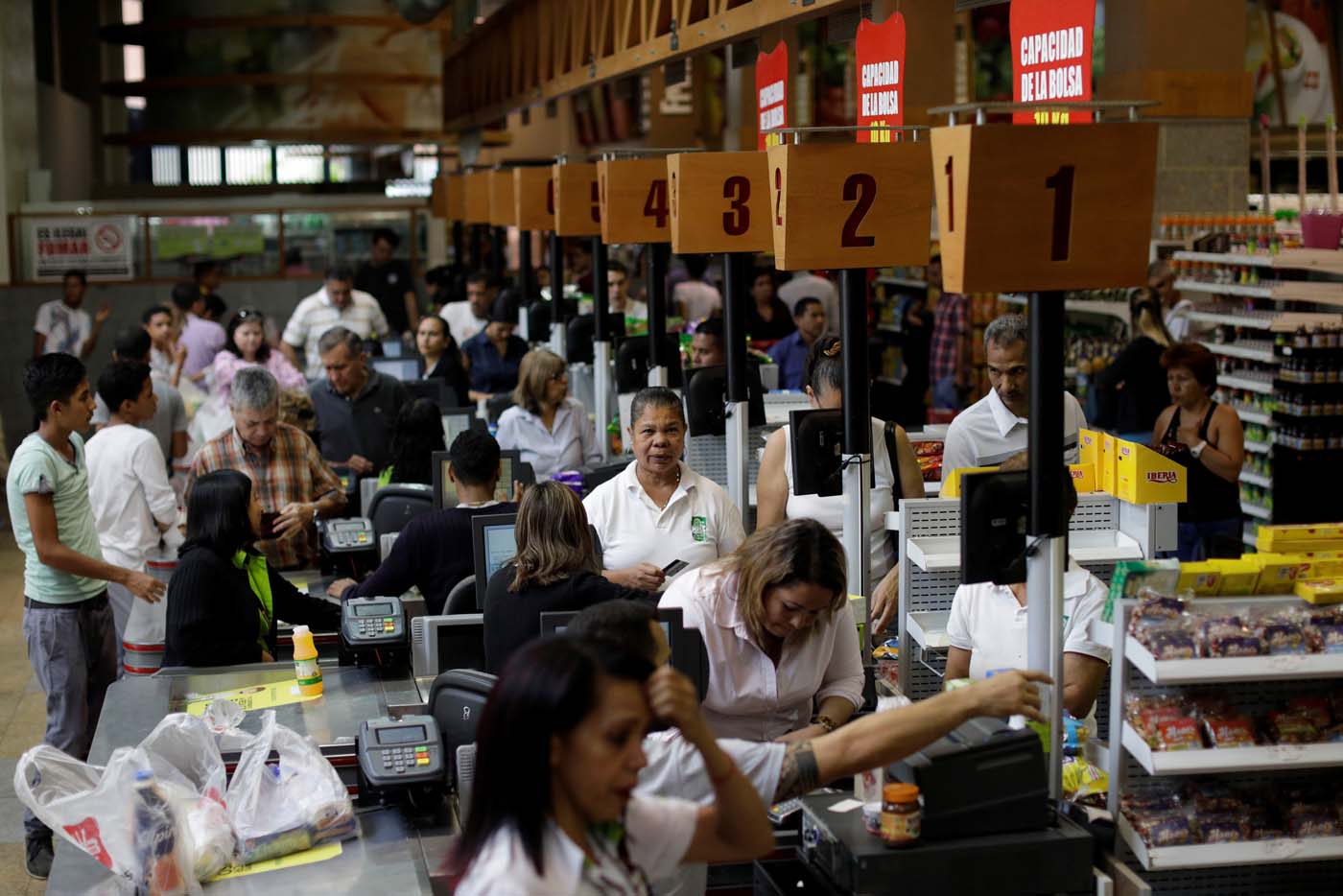 People buy food and other staple goods inside a supermarket in Caracas, Venezuela, July 25, 2017. REUTERS/Ueslei Marcelino