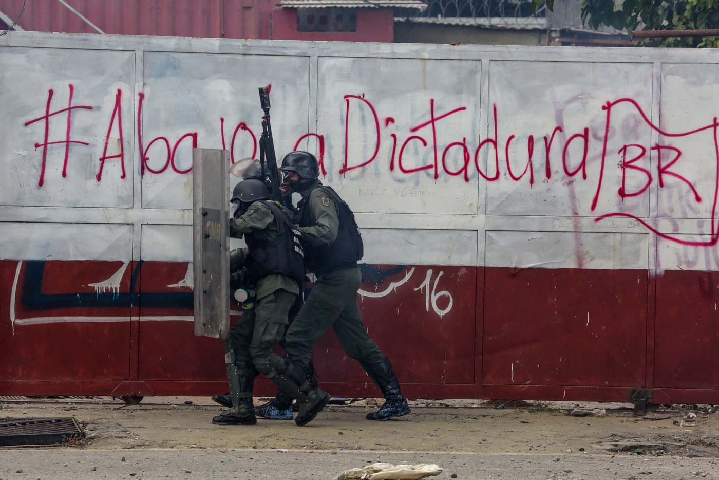 CAR207. CARACAS (VENEZUELA), 20/07/2017. Manifestantes opositores se enfrentan a la Guardia Nacional Bolivariana (GNB) hoy, sábado 22 de julio de 2017, en Caracas (Venezuela). Varias personas resultaron heridas hoy en Venezuela cuando la Guardia Nacional Bolivariana (GNB, Policía militarizada) interceptó marchas ciudadanas de apoyo a los nuevos magistrados del Tribunal Supremo de Justicia (TSJ) designados este viernes por el Parlamento, de mayoría opositora. EFE/Cristian Hernández