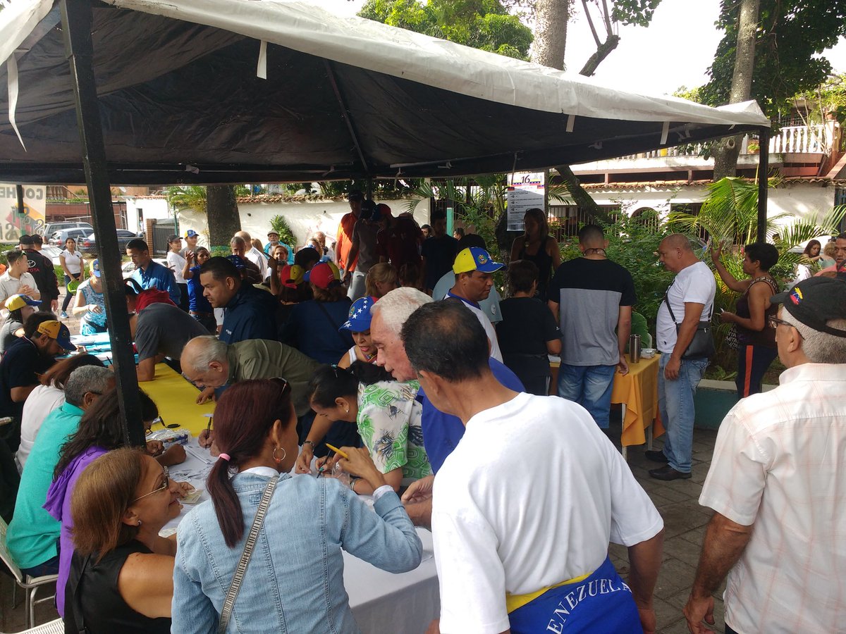 Vecinos de Coche participan en la consulta popular / Foto: @mabelsarmiento
