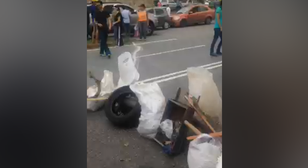 Foto: Inicia trancazo de 10 horas en Cumbres de Curumo de Caracas / Diana Carolina Ruiz 
