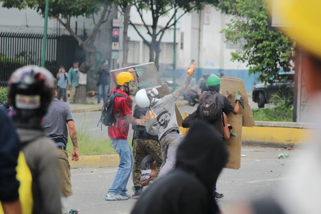 Funcionarios de la GNB reprimen a manifestantes en Bello Monte. Foto; Lapatilla/ Régulo Gómez 