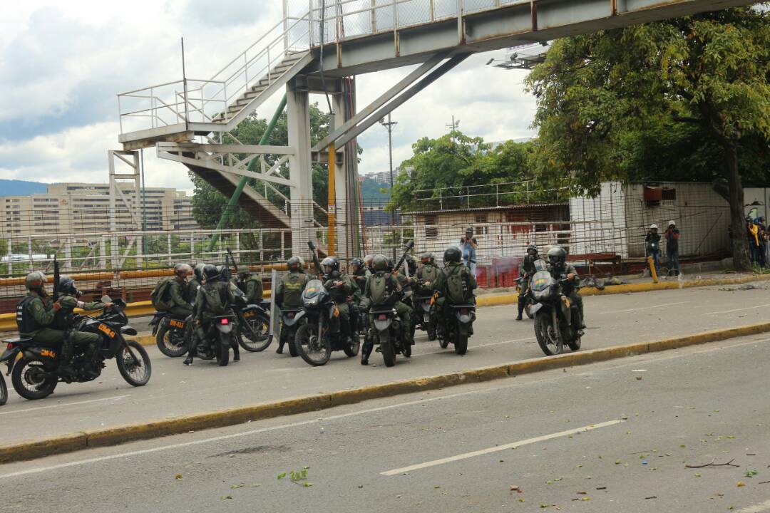 Funcionarios de la GNB reprimen a manifestantes en Bello Monte. Foto; Lapatilla/ Régulo Gómez 