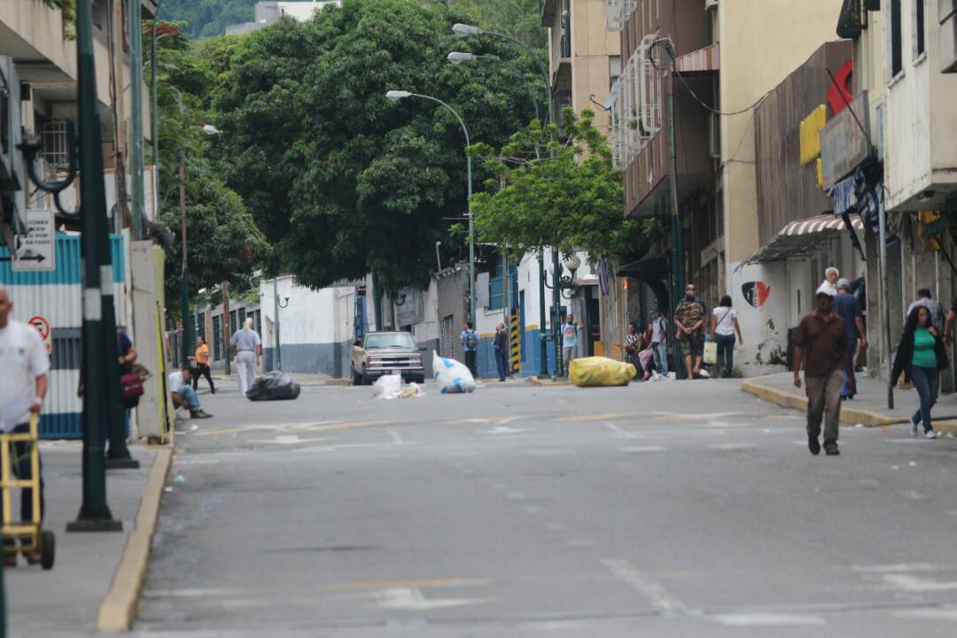 Vecinos de Chacao acatan llamado a paro nacional y colocan barricadas en las calles / Foto: Will Jiménez - La Patilla