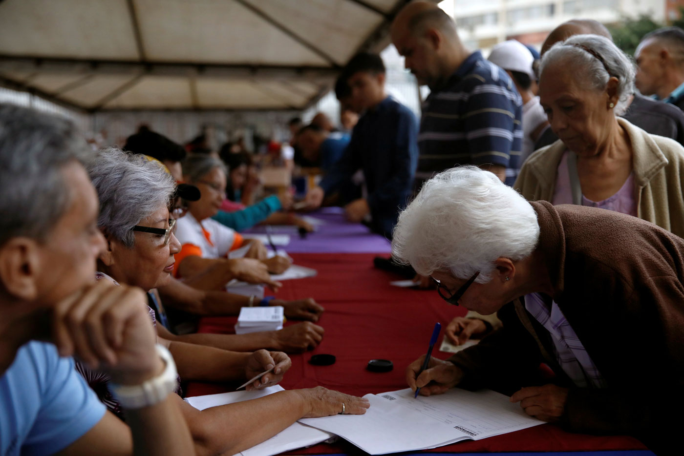 Los venezolanos comenzaron a votar a las 7 de la mañana en todo el país (Foto Reuters)