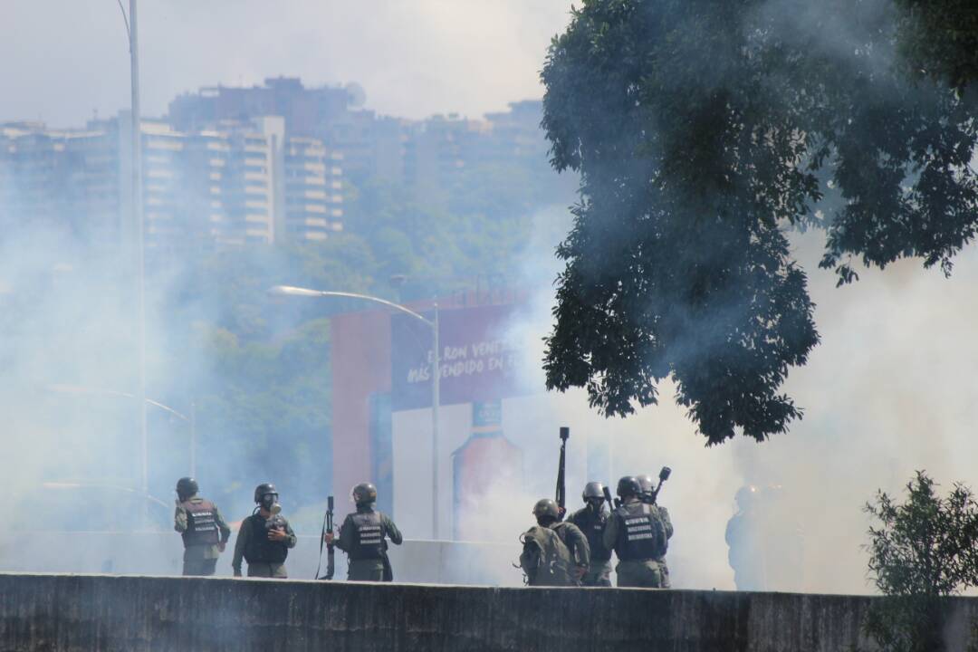 Reprimen a manifestantes que marchaban hacia el TSJ: Varios detenidos. Foto: Régulo Gómez