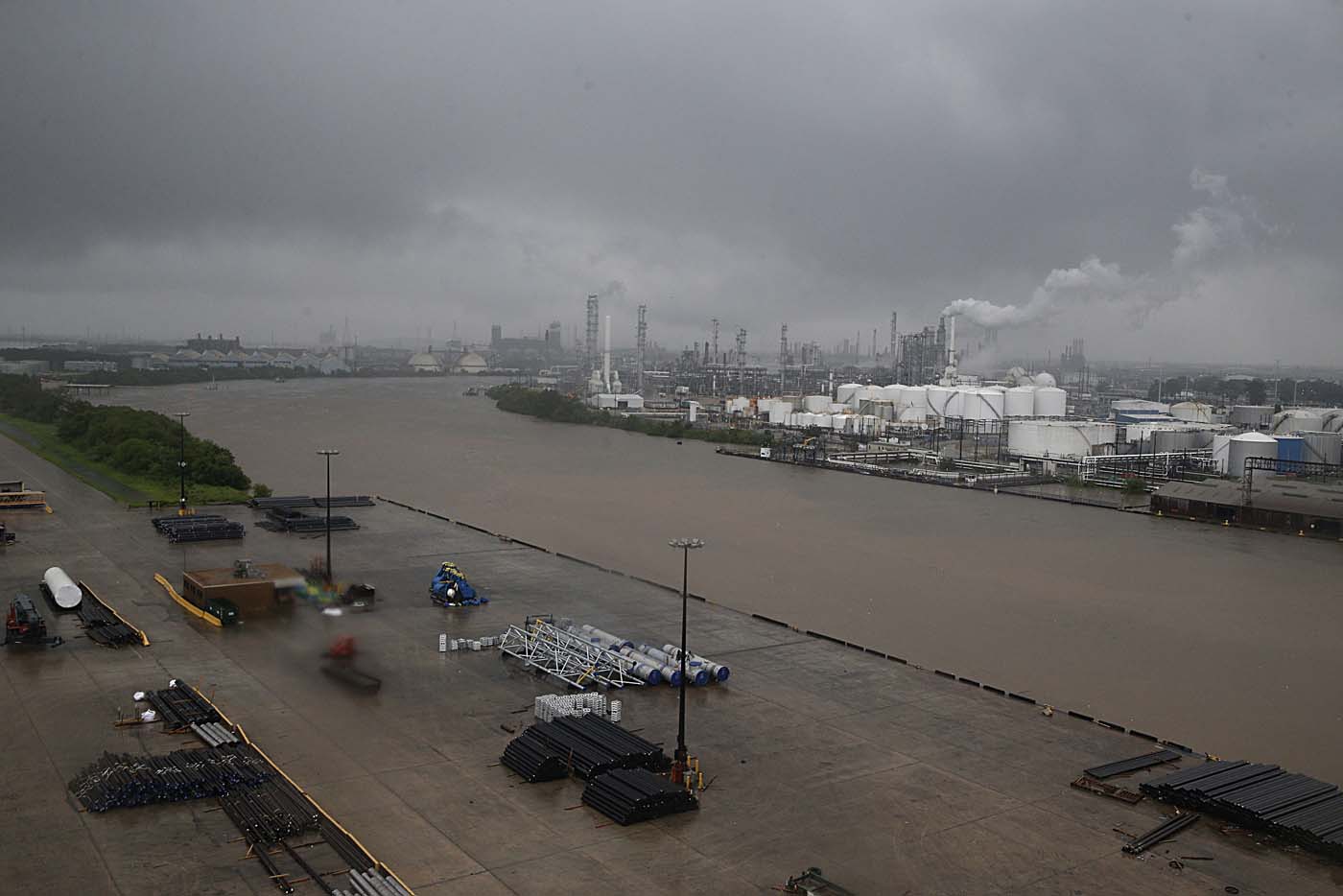 The refinery section of the Houston Ship Channel is seen as flood water rise on August 27, 2017 as Houston battles with tropical storm Harvey and resulting floods. / AFP PHOTO / Thomas B. Shea