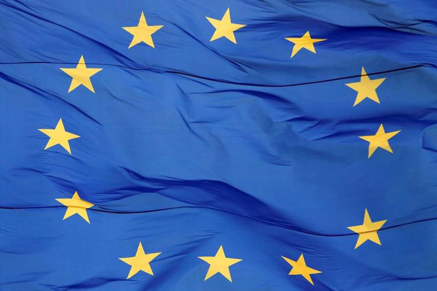 Foto de archivo: Una bandera de la Unión Europea (UE) es vista moviéndose por el viento en frente de la sede administrativa de una oficina regional en Kiev, Ucrania, 1 de mayo de 2017. REUTERS/Valentyn Ogirenko/File Photo