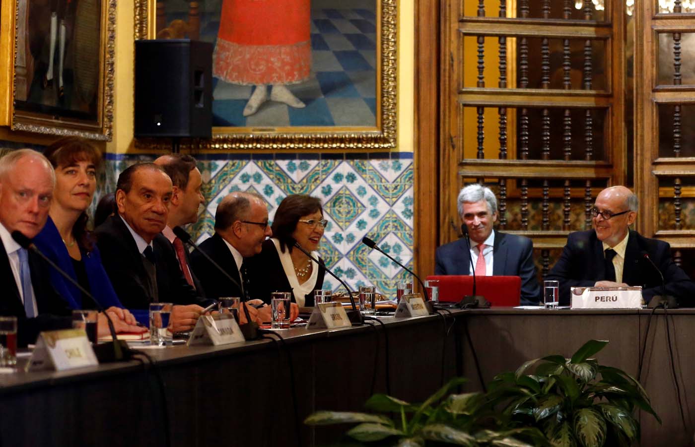 Peru's Foreign affairs minister Ricardo Luna (R) and foreign affairs ministers and representatives from across the Americas meet to discuss issues related to the Venezuelan crisis in Lima, Peru August 8, 2017. REUTERS/Mariana Bazo