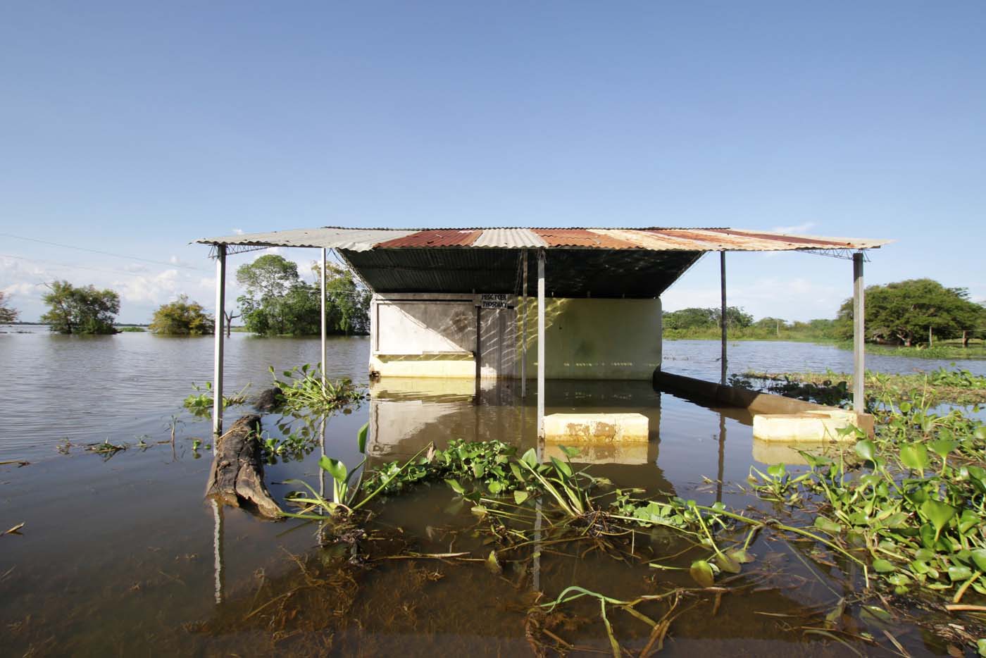 A closed mini market is seen in a flooded street in Las Galderas, Venezuela, August 8, 2017. Picture taken August 8, 2017. REUTERS/William Urdaneta