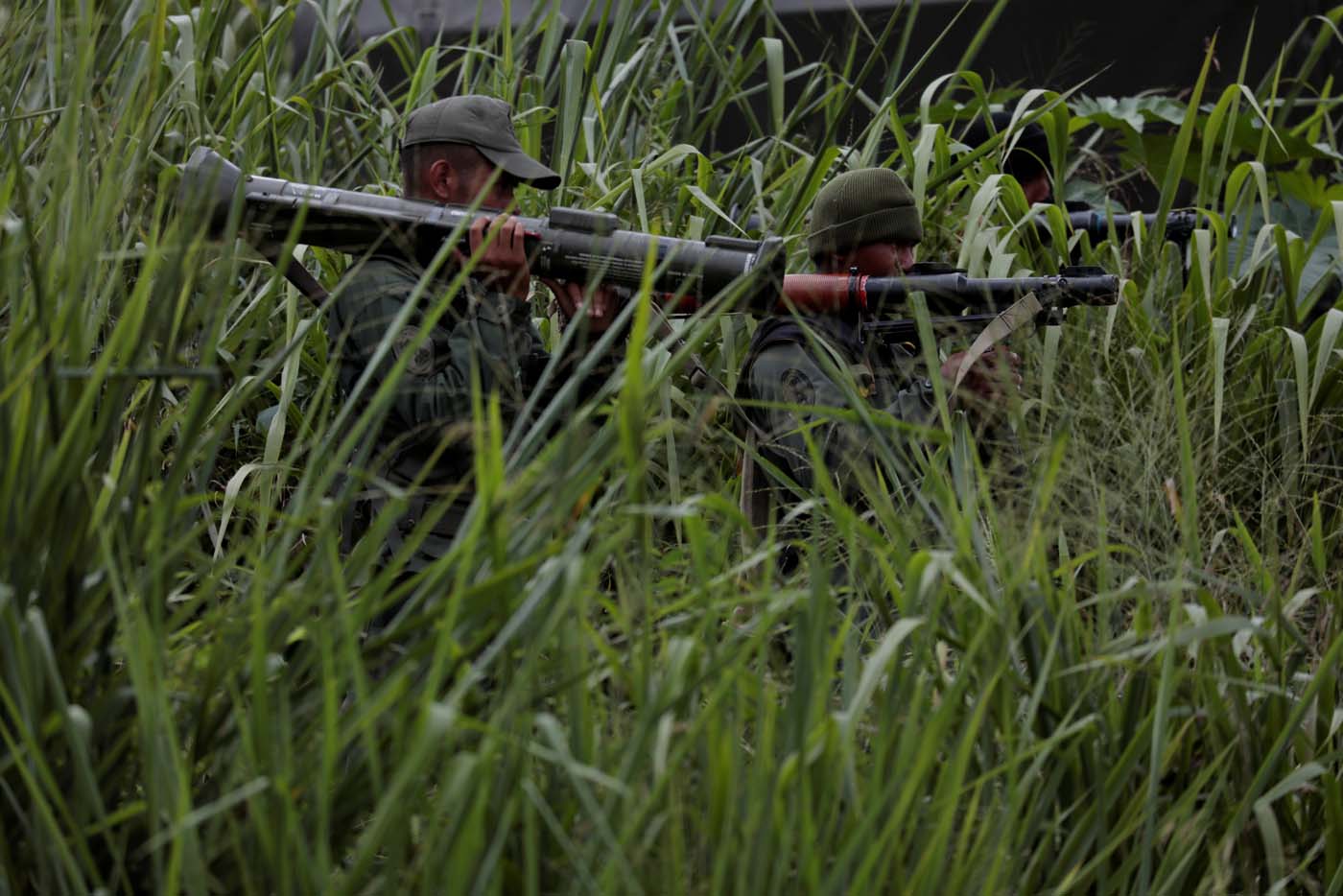 A member of the National Bolivarian Armed Forces holds an AT4 light anti-armour weapon as he attends a news conference by Admiral-in-Chief Remigio Ceballos, Strategic Operational Commander of the Bolivarian National Armed Forces, during military exercises at Fuerte Tiuna Military Base in Caracas, Venezuela August 25, 2017. REUTERS/Marco Bello