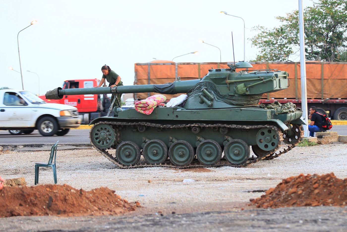 A military tank is seen along a main highway, as part of military exercises, in Maracaibo, Venezuela August 25, 2017. REUTERS/Isaac Urrutia