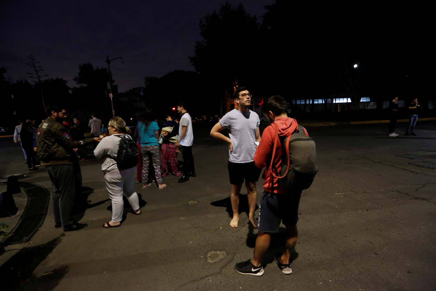 Personas se reúnen en una calle después de que un terremoto sacudió a Ciudad de México, la noche del 7 de septiembre del 2017. REUTERS/Claudia Daut