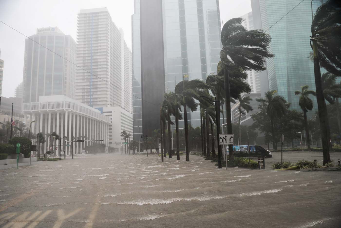 Inundaciones en el distrito Brickell durante el paso del huracán Irma por Miami, Florida, EEUU, 10 de septiembre del 2017. REUTERS/Stephen Yang