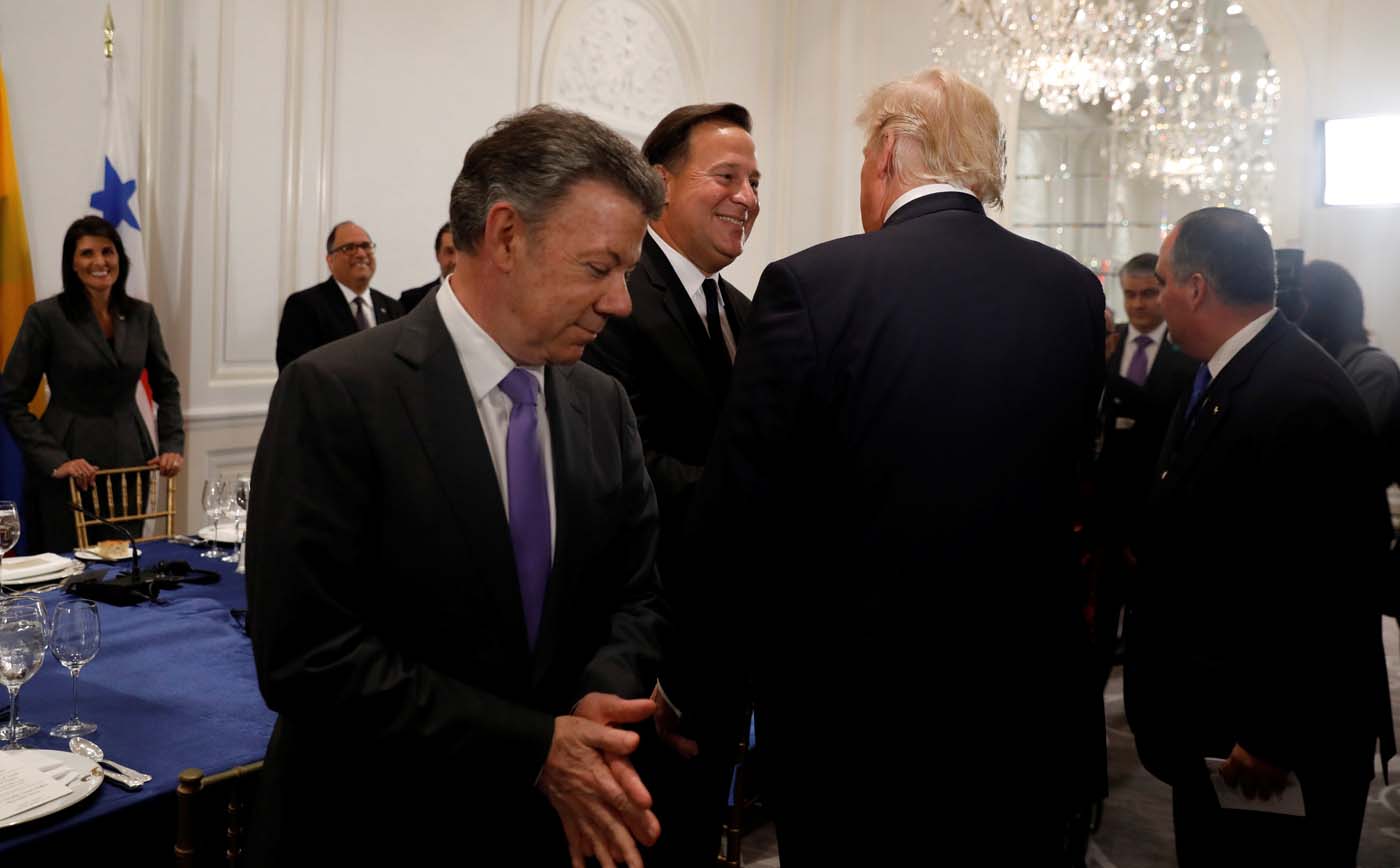 U.S. President Donald Trump meets Panama President Juan Carlos Varela (C) as Colombian President Juan Manuel Santos (center L) stands by during a working dinner with Latin American leaders in New York, U.S., September 18, 2017. REUTERS/Kevin Lamarque