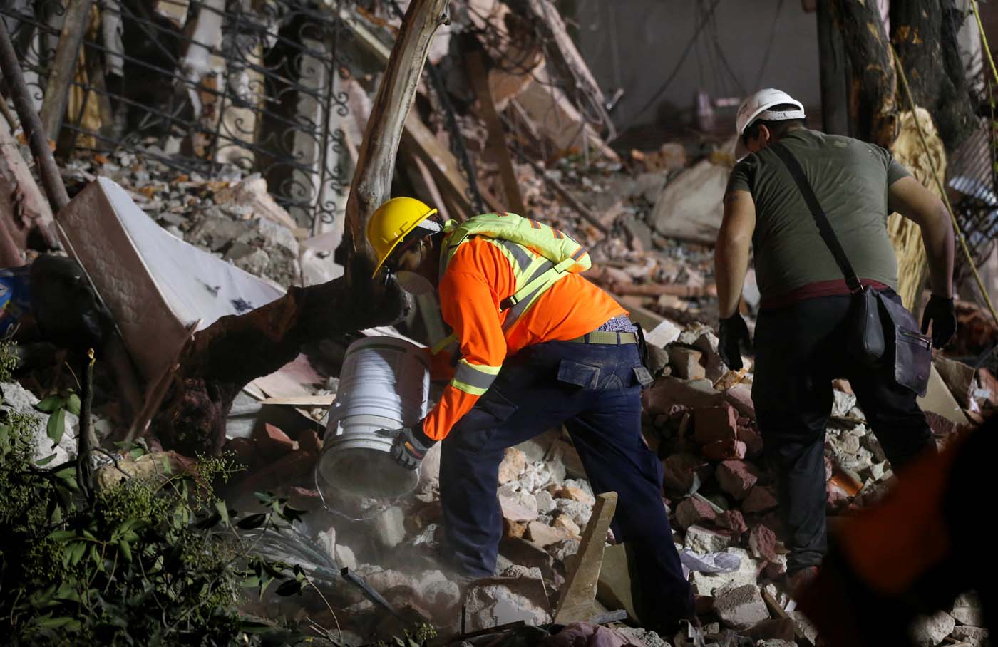 Rescuers remove debris at the site of a collapsed building after an earthquake in Mexico City, Mexico September 20, 2017. REUTERS/Henry Romero