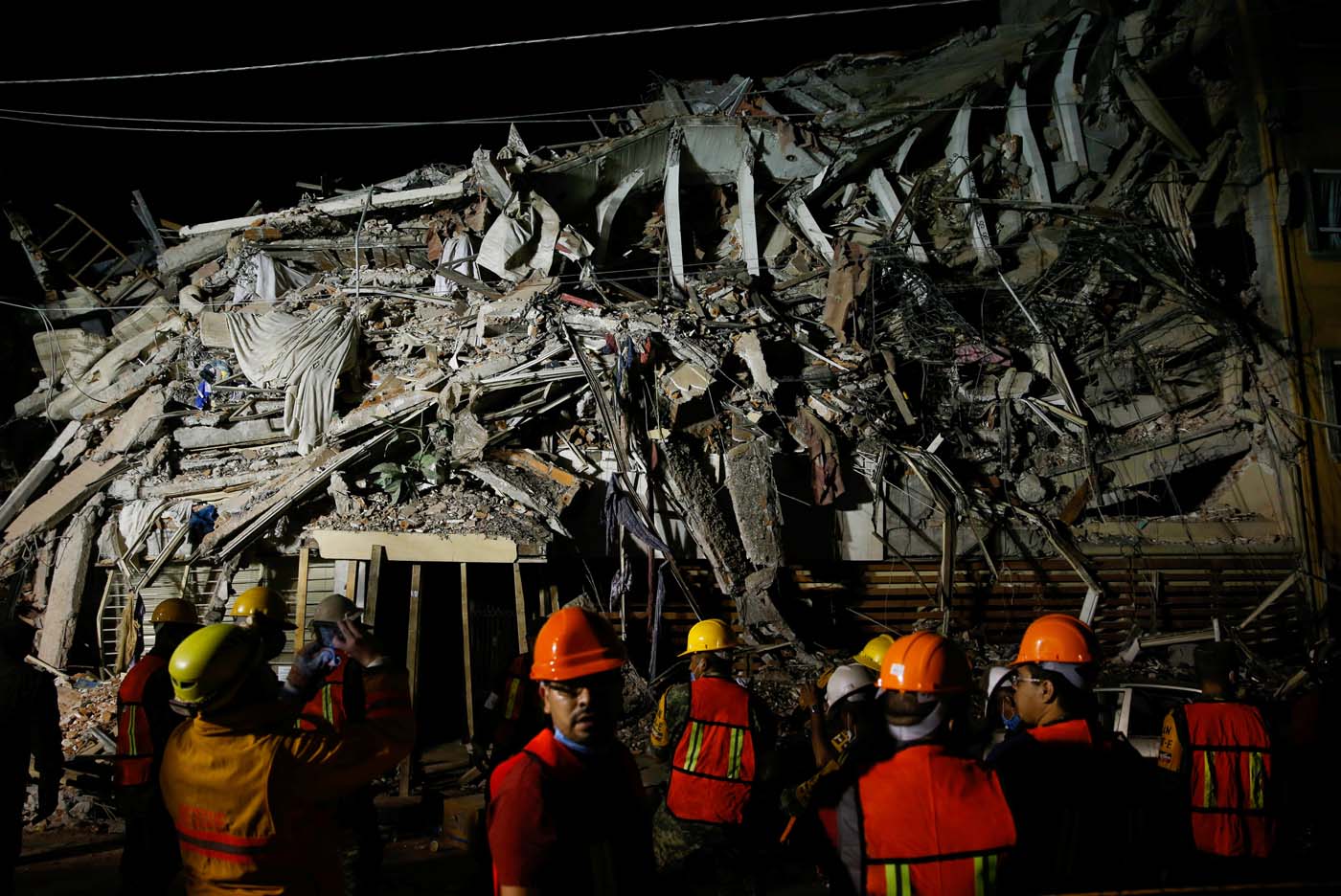 Rescuers work at a the site of a collapsed building after an earthquake in Mexico City, Mexico September 20, 2017. REUTERS/Henry Romero