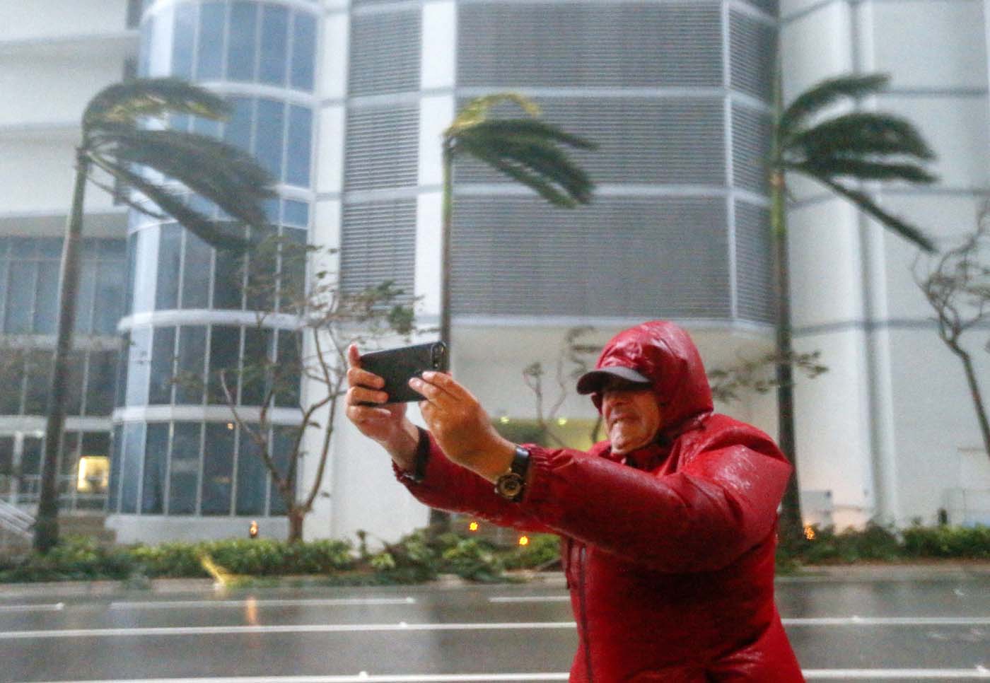 ELX01. Miami (United States), 10/09/2017.- A person photographs the fierce winds with his mobile phone as the full effects of Hurricane Irma strike in Miami, Florida, USA, 10 September 2017. Many areas are under mandatory evacuation orders as Irma approaches Florida. The National Hurricane Center has rated Irma as a Category 4 storm as the eye crosses the lower Florida Keys. (Estados Unidos) EFE/EPA/ERIK S. LESSER