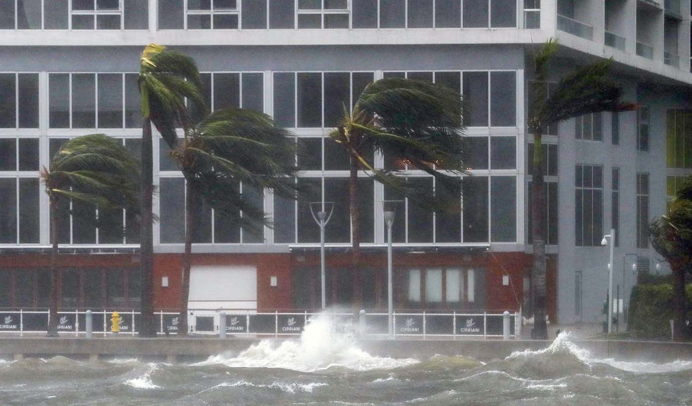 ELX01. Miami (United States), 10/09/2017.- The rough waters where the Miami River meets Biscayne Bay shows the full effects of Hurricane Irma strike in Miami, Florida, USA, 10 September 2017. Many areas are under mandatory evacuation orders as Irma approaches Florida. The National Hurricane Center has rated Irma as a Category 4 storm as the eye crosses the lower Florida Keys. (Estados Unidos) EFE/EPA/ERIK S. LESSER