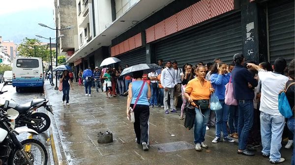 Larga fila en el Supermercado Luz del Chacao para comprar alguna alimento básico a precio regulado