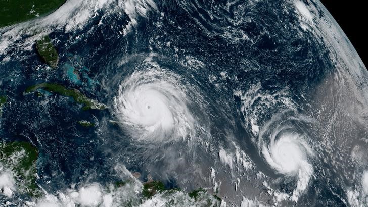 Los huracanes Irma (izquierda) y José en el Océano Atlántico en una imagen del NOAA. NOAA/vía REUTERS. ATENCIÓN EDITORES - SOLO PARA USO EDITORIAL.  NO ESTÁ A LA VENTA Y NO SE PUEDE USAR EN CAMPAÑAS PUBLICITARIAS. ESTA IMAGEN HA SIDO ENTREGADA POR UN TERCERO Y SE DISTRIBUYE EXÁCTAMENTE COMO LA RECIBIÓ REUTERS COMO UN SERVICIO A SUS CLIENTES.