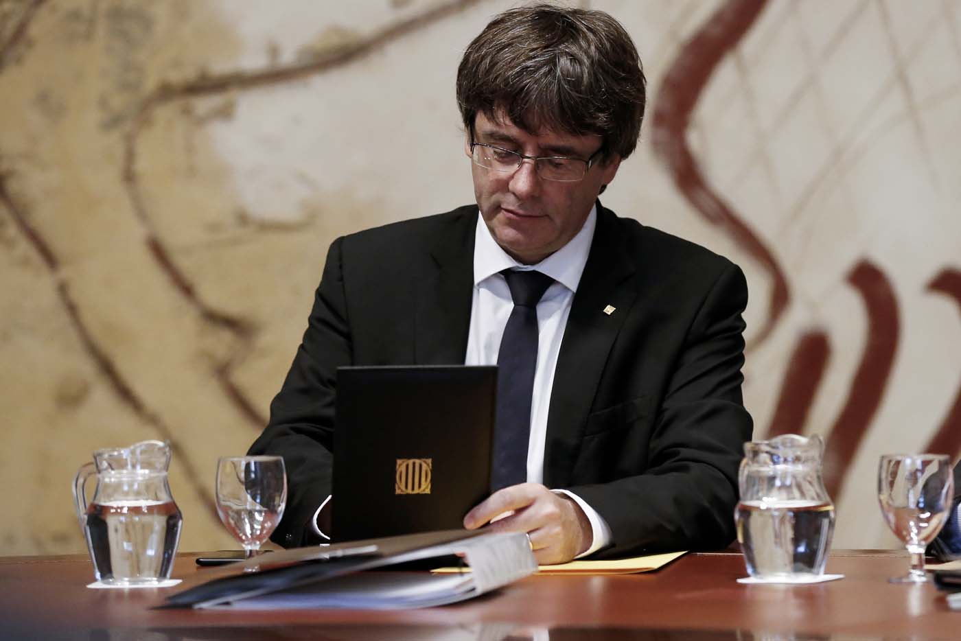Catalan regional government president Carles Puigdemont attends a regional government meeting at the Generalitat Palace in Barcelona on October 10, 2017. Spain's worst political crisis in a generation will come to a head as Catalonia's leader could declare independence from Madrid in a move likely to send shockwaves through Europe. / AFP PHOTO / PAU BARRENA