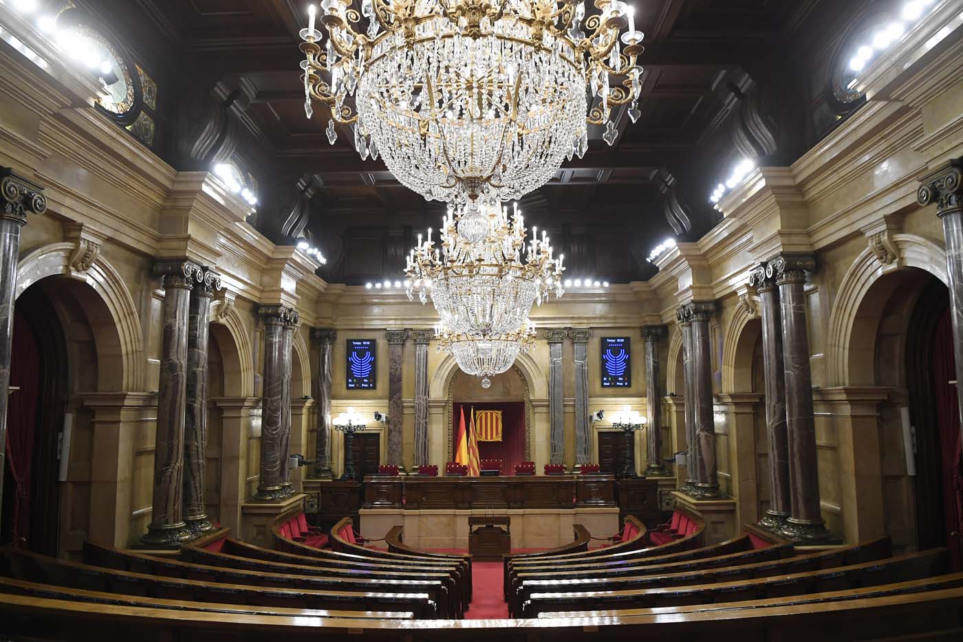 A picture shows the empty interior of the Catalan regional parliament in Barcelona on October 10, 2017 ahead of an address by Catalonia's leader. Spain's worst political crisis in a generation will come to a head as Catalonia's leader could declare independence from Madrid in a move likely to send shockwaves through Europe.  / AFP PHOTO / LLUIS GENE