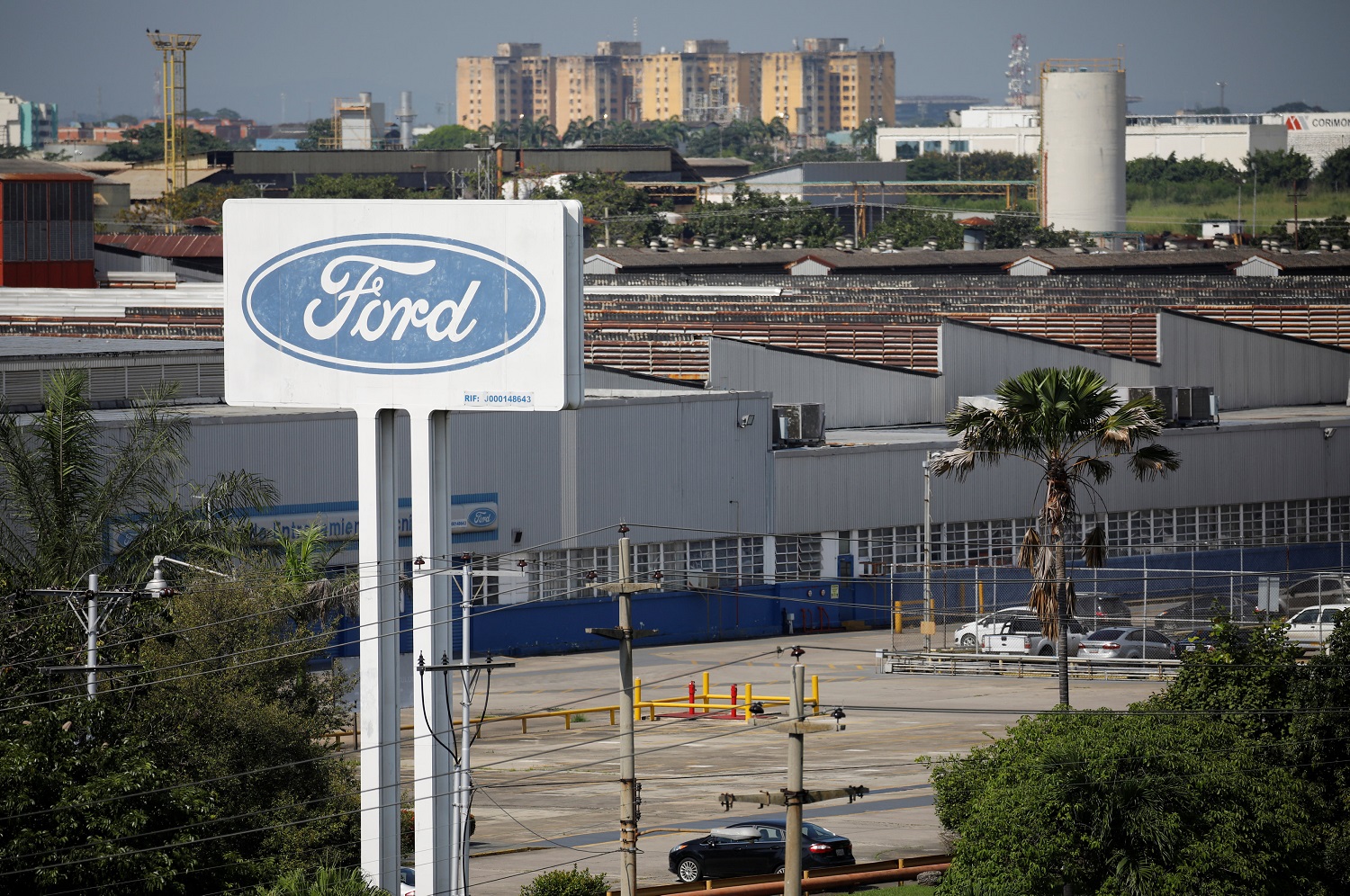 El logotipo corporativo de Ford se ve en un cartel en las instalaciones de la empresa en Valencia, Venezuela, 30 de agosto de 2017. Foto tomada el 30 de agosto de 2017. REUTERS / Andres Martinez Casares