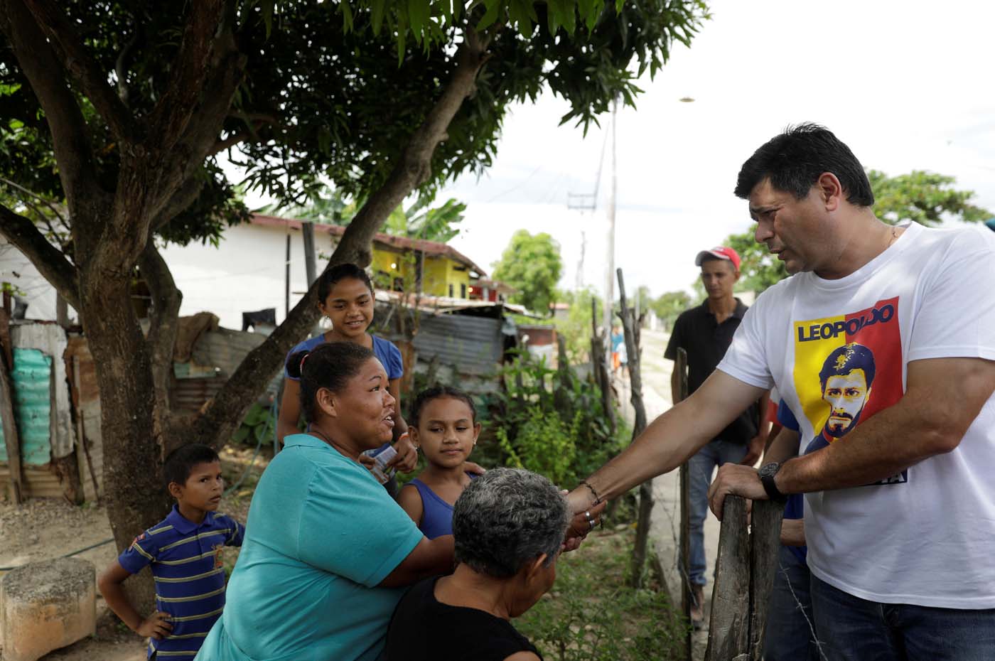 The opposition Democratic Unity coalition candidate for Barinas state Freddy Superlano (C) talks with residents of a slum while campaigning on the outskirts of Barinas, Venezuela, October 3, 2017. Picture taken on October 3, 2017. REUTERS/Ricardo Moraes