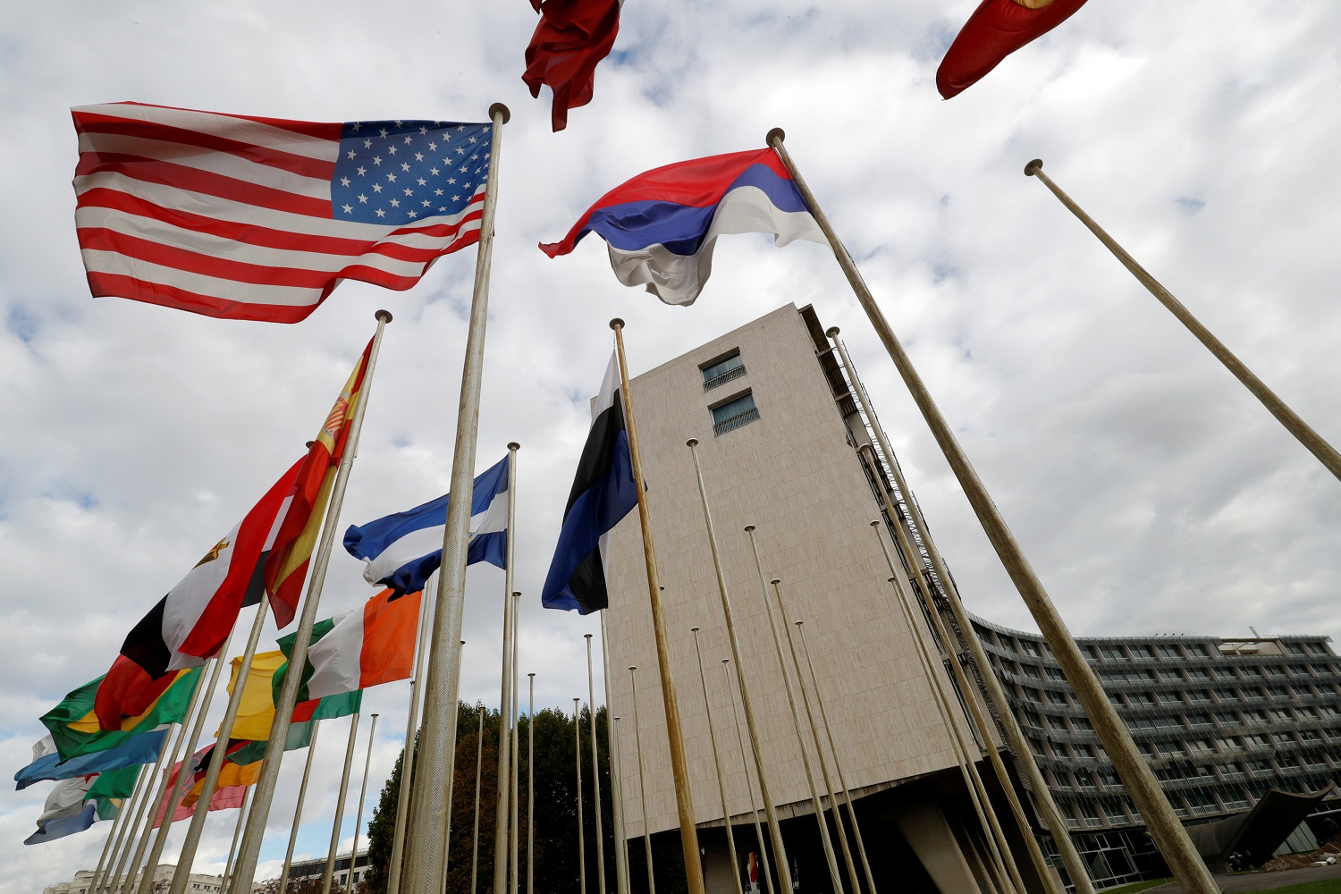 Una bandera estadounidense vuela fuera de la sede de la Organización de las Naciones Unidas para la Educación, la Ciencia y la Cultura (UNESCO) en París, Francia, 12 de octubre de 2017. REUTERS / Philippe Wojazer