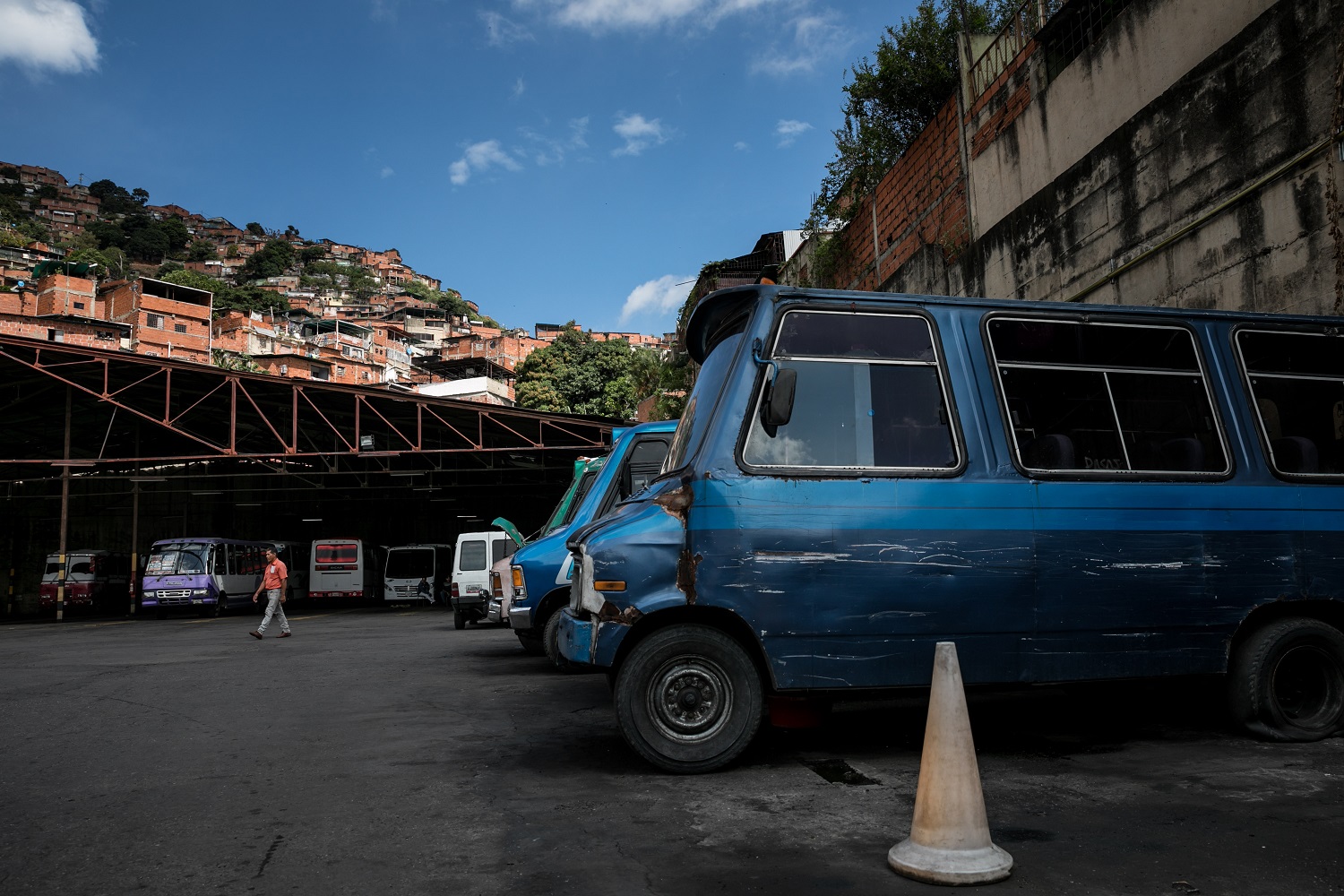 Fotografías del 10 de octubre del 2017, de búses de transporte público que no operan por falta de repuestos, en la ciudad de Caracas (Venezuela). Los altos costos de mantenimiento, la disminución de importación de repuestos, una galopante inflación y la escasez de efectivo tienen al sistema de transporte de Venezuela en jaque, mientras la población padece los efectos de esta crisis con un pasaje inestable y largos tiempos de espera para trasladarse. EFE/MIGUEL GUTIÉRREZ