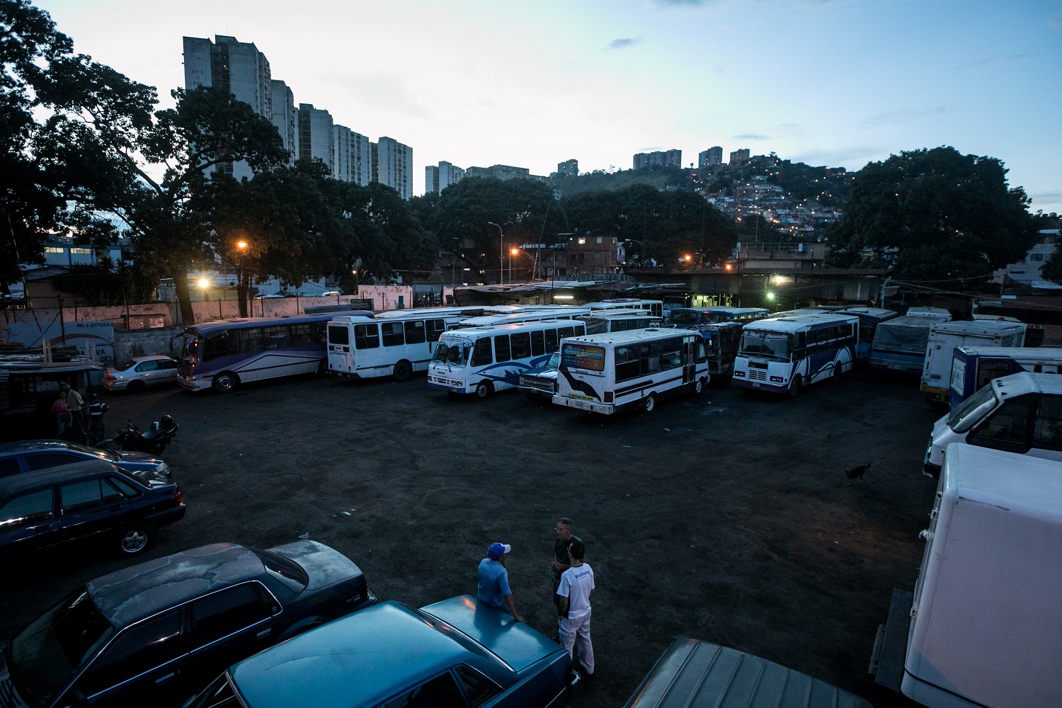 Fotografías del 10 de octubre del 2017, de búses de transporte público que no operan por falta de repuestos, en la ciudad de Caracas (Venezuela). Los altos costos de mantenimiento, la disminución de importación de repuestos, una galopante inflación y la escasez de efectivo tienen al sistema de transporte de Venezuela en jaque, mientras la población padece los efectos de esta crisis con un pasaje inestable y largos tiempos de espera para trasladarse. EFE/MIGUEL GUTIÉRREZ