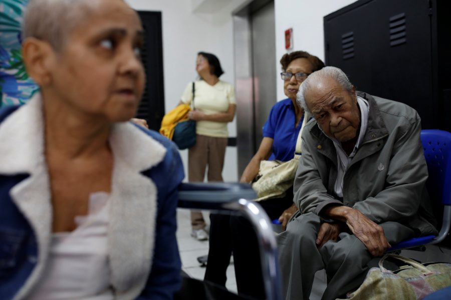 Francisco Marti (R), 78, un paciente con enfermedad renal, se recupera mientras espera ser recogido después de una sesión de diálisis, en la sala de espera de un centro de diálisis en Caracas, Venezuela, el 6 de febrero de 2018. Fotografía tomada el 6 de febrero de 2018. REUTERS / / Carlos Garcia Rawlins