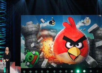 Lisa Kudrow presenta a Angry Birds como el mejor juego de celular en la decimoquinta entrega de los Webby. Foto: AP.