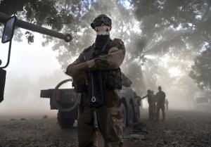 Podrían sancionar al soldado que exhibió un pañuelo-calavera en Mali