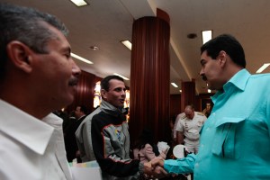 Así se saludaron Capriles y Maduro durante el Consejo Federal de Gobierno (FOTOS)