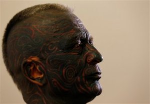 Artista tatuado busca presidencia checa