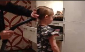 Papá genial le hace una cola de caballo a su hija en 5 segundos (VIDEO)