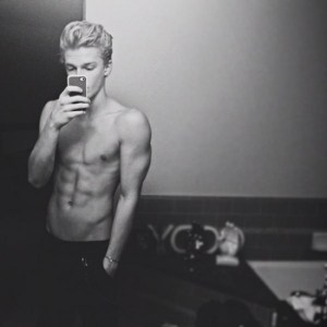 Cody Simpson está más bueno que Justin Bieber y estas fotos lo confirman