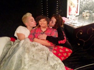Miley Cyrus se mete en la cama con “Harry Styles” (Fotos)