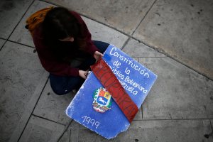 Estudiantes protestan en defensa de la Constitución (FOTOS)