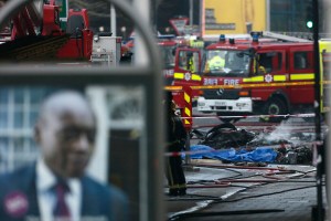 Dos muertos al estrellarse helicóptero en el centro de Londres (Fotos)