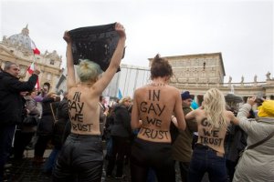 Mujeres protestan semidesnudas en el Vaticano (Foto)