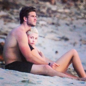 Miley Cyrus y su novio Liam Hemsworth disfrutan de las playas de Costa Rica (Foto)