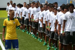Brasil presenta la camiseta de la Copa Confederaciones con Neymar de modelo (Fotos)