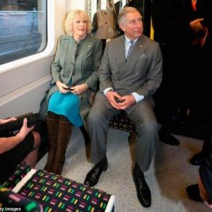 Después de 33 años, el príncipe Carlos se montó en el Metro